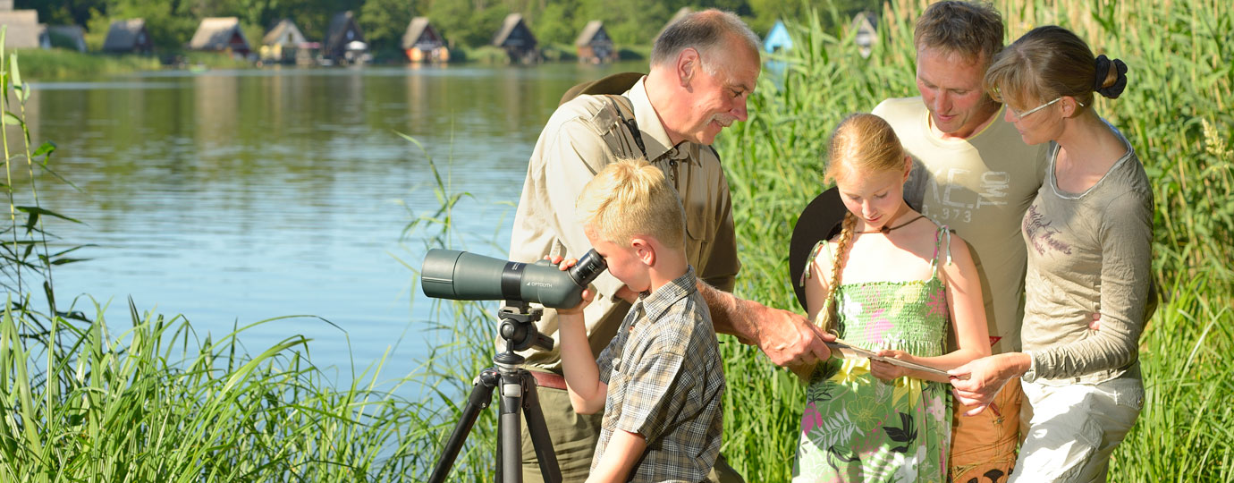Familie auf Entdeckungstour in der Natur, Mecklenburgische Seenplatte