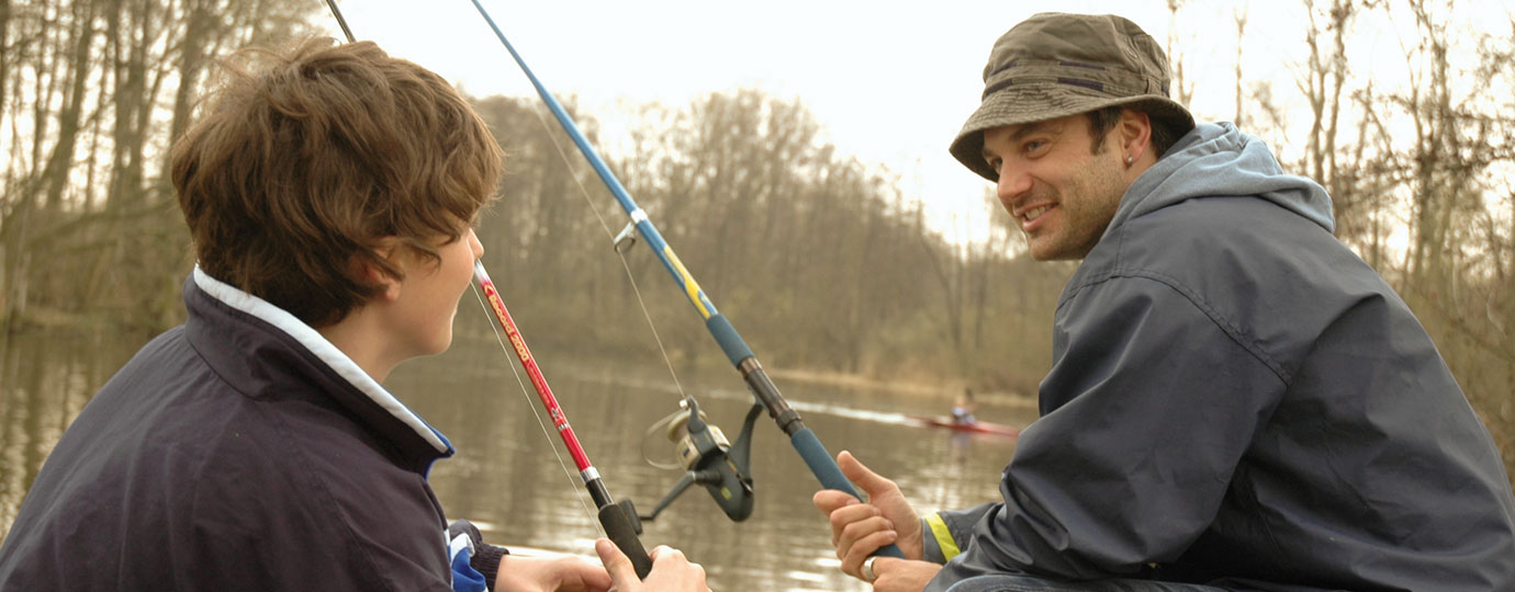 Vater und Sohn beim Angeln, Mecklenburgische Seenplatte