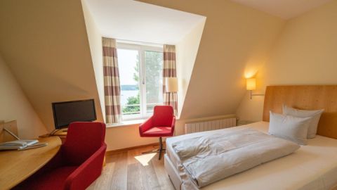 Einblick in ein Doppelzimmer des Hotels Kleines Meer